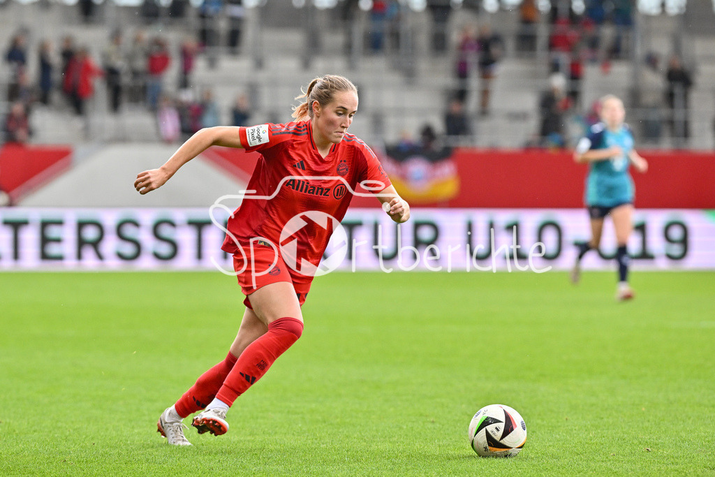 FC Bayern München Frauen - TSG 1899 Hoffenheim Frauen | am Ball Sydney LOHMANN (FCB #12) / Freisteller / Einzelfoto / Frauen Bundesliga: FC Bayern München Frauen - 1. FC Köln Frauen, FC Bayern Campus am 05.10.2024
