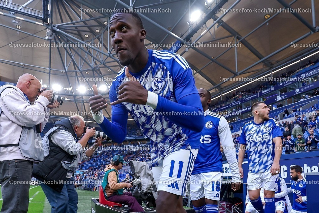 S0426092501043 | 25.09.2025, Fußball, FC Schalke 04 - SpVgg Greuther Fürth, 7.Spieltag, 2. Fußball Bundesliga, Veltins-Arena Gelsenkirchen, Saison 2025 2026: Bryan Lasme&nbsp;(Schalke04 #11) gestikulierend glücklich scherzend jubelnd zur KameraDFB regulations prohibit any use of photographs as image sequences and or quasi-video.