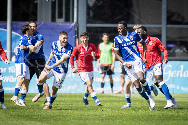 German 3rd Division, Viktoria Koeln vs. Energie Cottbus, 26.04.2026 | KOELN, GERMANY - APRIL 26, 2026: King Manu (Energie Cottbus, 2) celebrates scoring his team's second goal with teammates during the 3rd division match on gameday 35 between Viktoria Koeln vs. Energie Cottbus at the Sportpark Hoehenberg on April 26, 2026 in Koeln, Germany. DFL REGULATIONS PROHIBIT ANY USE OF PHOTOGRAPHS AS IMAGE SEQUENCES AND/OR QUASI-VIDEO.