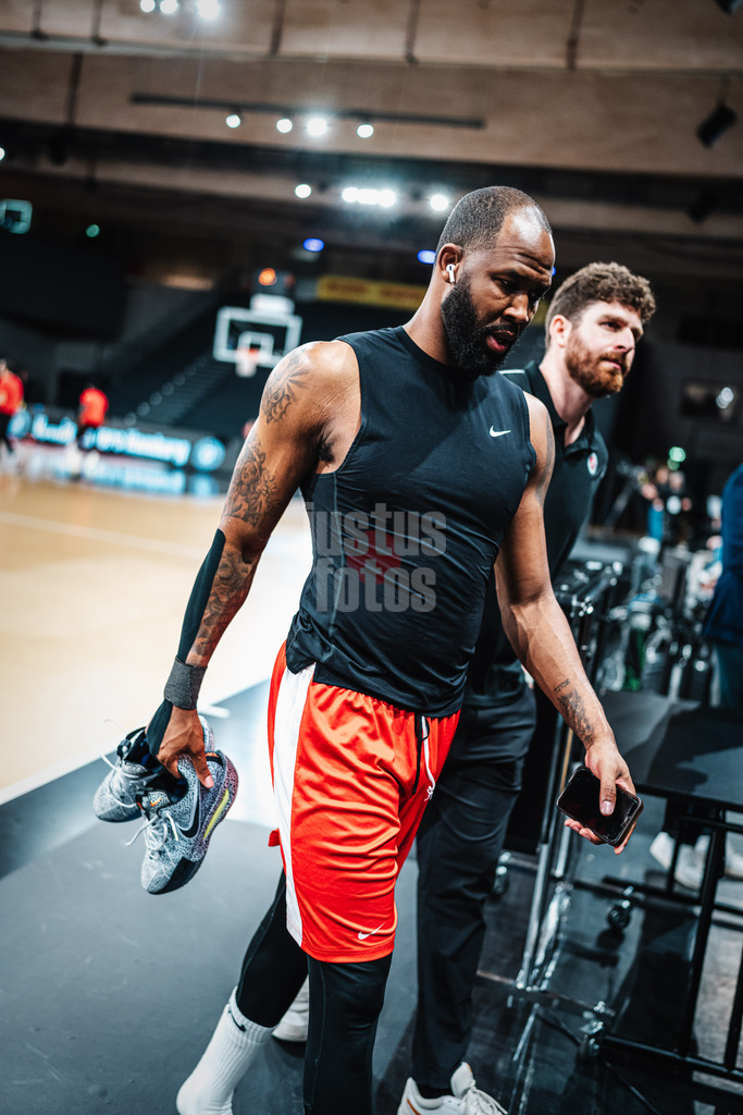 Basketball | Männer | Saison 2024/2025 | BKT EuroCup | Veolia Towers Hamburg vs. Hapoel Bank Yahav Jerusalem | 17.12.2024 | Chris Johnson (#4, Hapoel Jerusalem) auf dem Weg in die Kabine