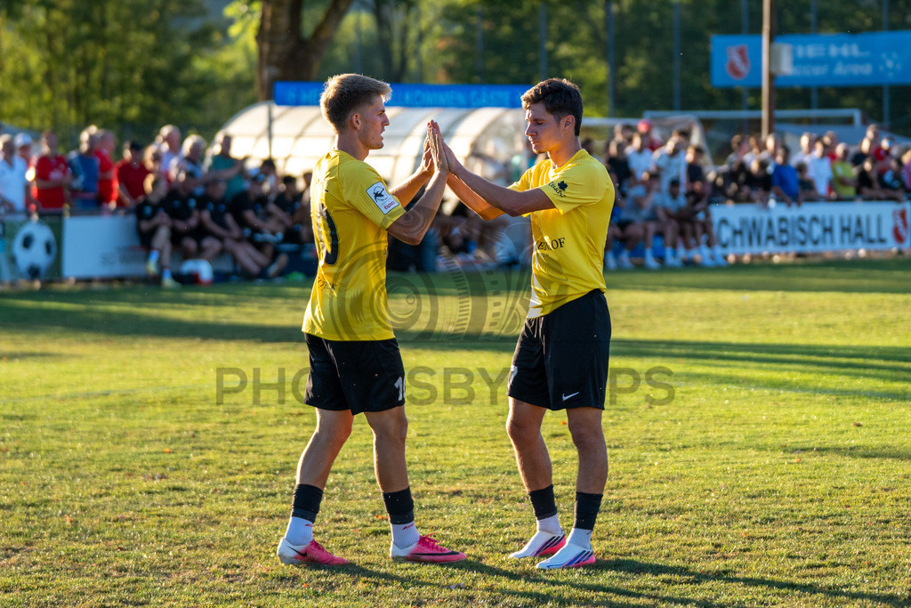 SSV Schwäbisch Hall vs. SG Sonnenhof Großaspach, Fussball, WFV-Pokal, 3. Runde, 11.08.2026 | Lukas Stoppel (SG Sonnenhof Großaspach, #10) und Lorenz Ender (SG Sonnenhof Großaspach, #17) jubeln nach dem 0:6,SSV Schwäbisch Hall vs. SG Sonnenhof Großaspach, Fussball, WFV-Pokal, 3. Runde, 11.08.2026