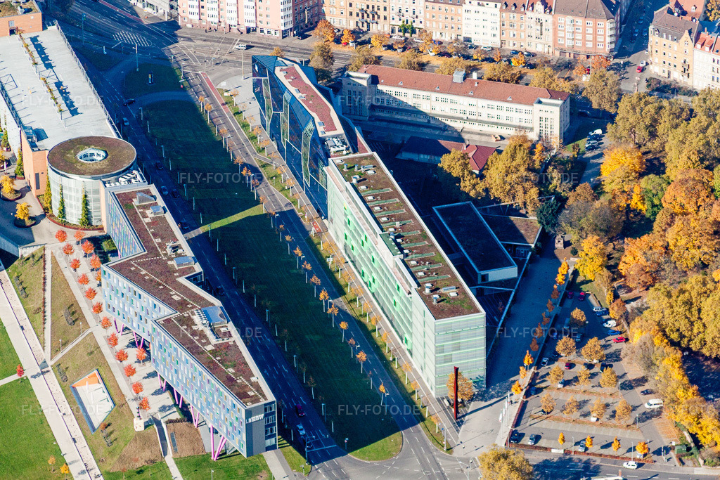 Luftbild: Verlauf der Straßenführung der Ludwig-Erhard-Allee mit Scheck-In Center, Volksbank Karlsruhe eG - Hauptverwaltung, Friedrich-List-Schule im Ortsteil Oststadt im Ortsteil Südstadt in Karlsruhe im Bundesland Baden-Württemberg in Deutschland. Foto: IMG_35146.jpg vom 31.10.2010 durch Werner Riehm/FLY-FOTO.de