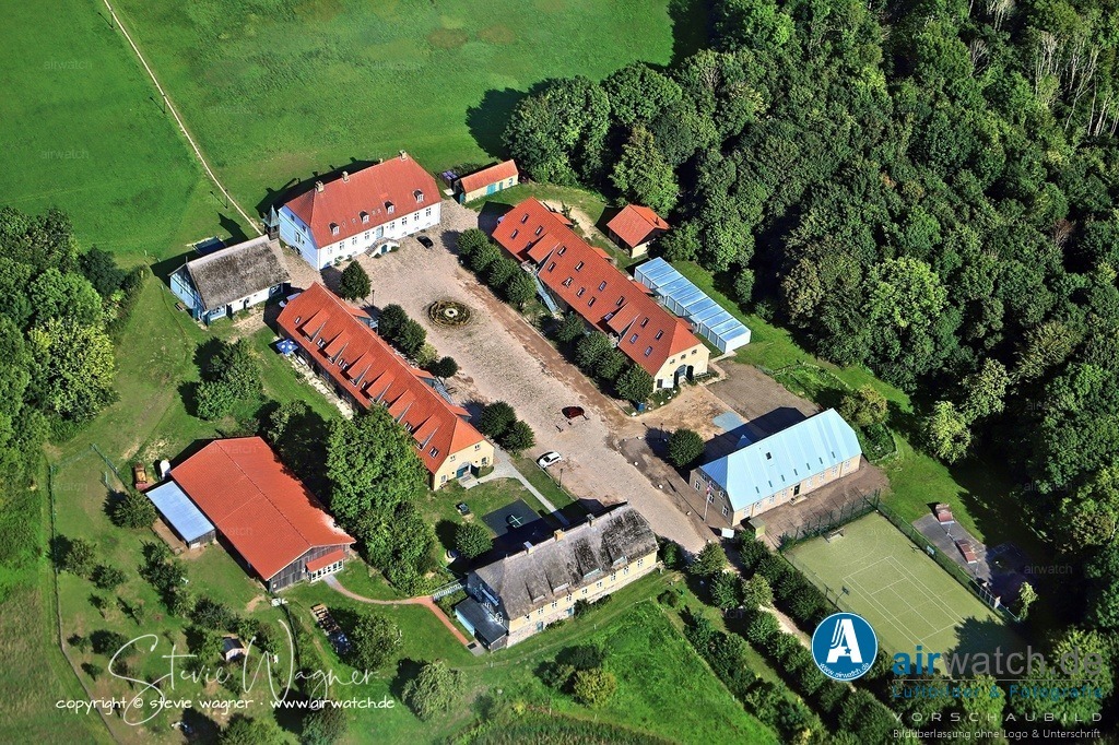Luftbild Hof Louisenlund n der Gemeinde Güby | Auf dem Hof befindet sich eine monumentale Stieleiche, die im Jahr 2020 entdeckt wurde und etwa 300 Jahre alt ist. Sie hat einen Brusthöhenumfang von 6,50 Metern und eine Höhe von 28 Metern. Der Hof selbst war ursprünglich als Meierei und Wirtschaftshof im 18. Jahrhundert genutzt und diente später als Sommerresidenz der dänischen Prinzessin Louise von Dänemark und Norwegen.