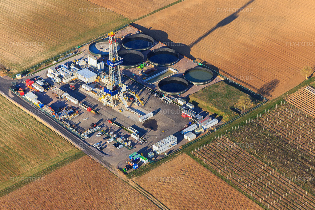 Bohrturm des Tiefenbohrplatz V20 von Vulcan Energy am Schleidberg zur Förderung von Geothermie und Lithium https://v-er.eu/de/ | Luftbild: Bohrturm des Tiefenbohrplatz V20 von Vulcan Energy am Schleidberg zur Förderung von Geothermie und Lithium https://v-er.eu/de/ in Insheim im Bundesland Rheinland-Pfalz in Deutschland. Foto: IMG_145604.jpg vom 19.03.2025 durch Werner Riehm/FLY-FOTO.de - Realisiert mit Pictrs.com