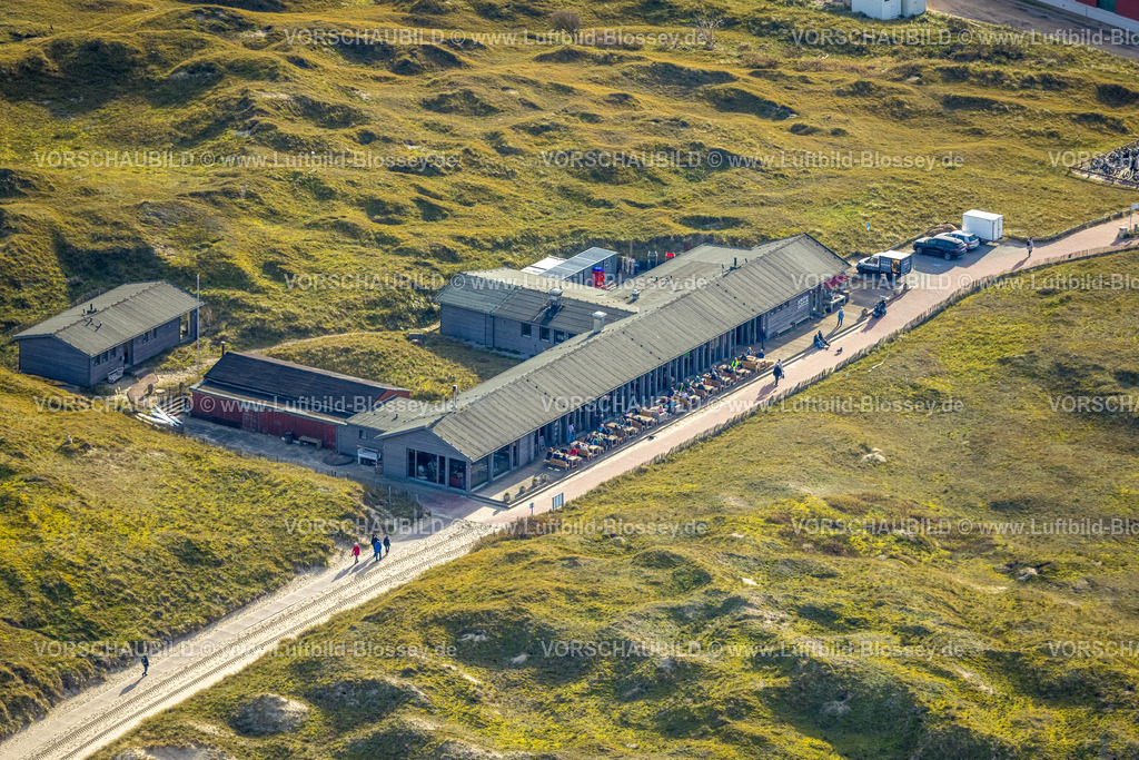 Aurich251105017Norderney | Luftbild, Weisse Düne Restaurant mit Außengastronomie, Touristen an Tischen und Stühlen, hügelige Wiesen und Touristen auf den Wegen, Norderney, Norddeutschland, Ostfriesland, Niedersachsen, Deutschland