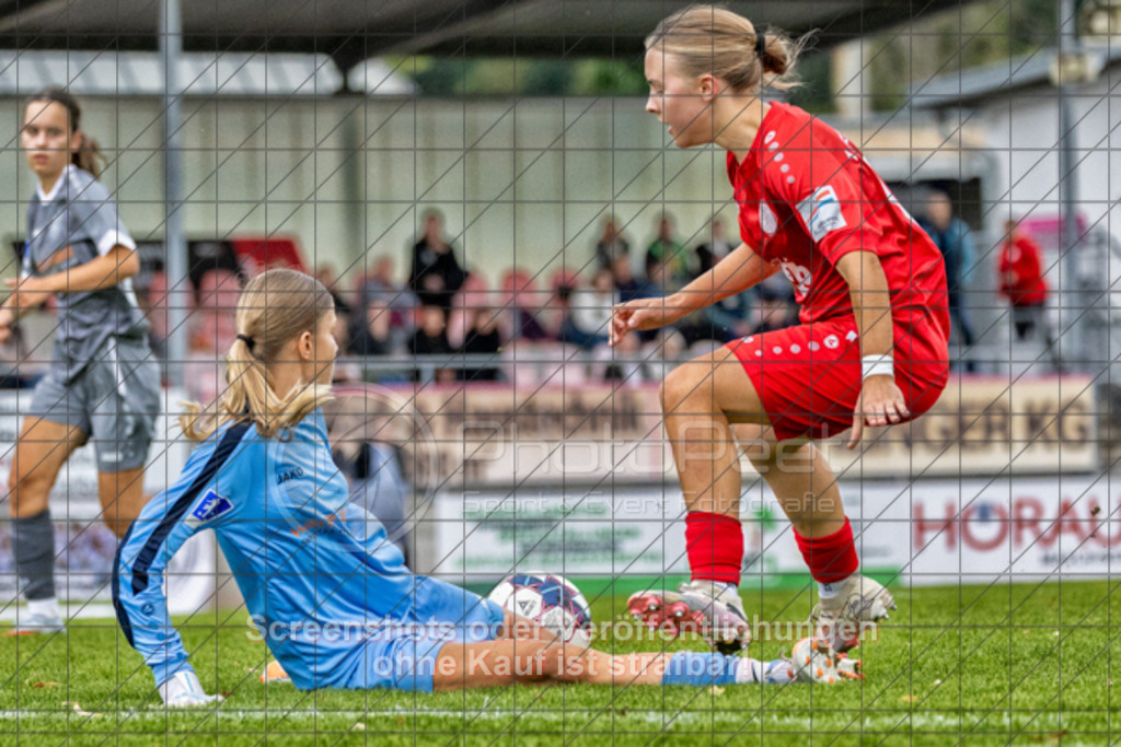 20251004_151258_0653-Bearbeitet | Leyla Hirn (FC Donzdorf #11)1.FC Donzdorf (rot) vs. FC Freiburg-St. Georgen (grau), Fussball, EnBW-Oberliga B -Juniorinnen, 04. Spieltag, Saison 2025/2026, Rasenplatz, Lautertal Stadion, Süßener Straße 16, 73072 Donzdorf, 04.10.2025 - 14:00 Uhr,Foto: PhotoPeet-Sportfotografie/Peter Harich