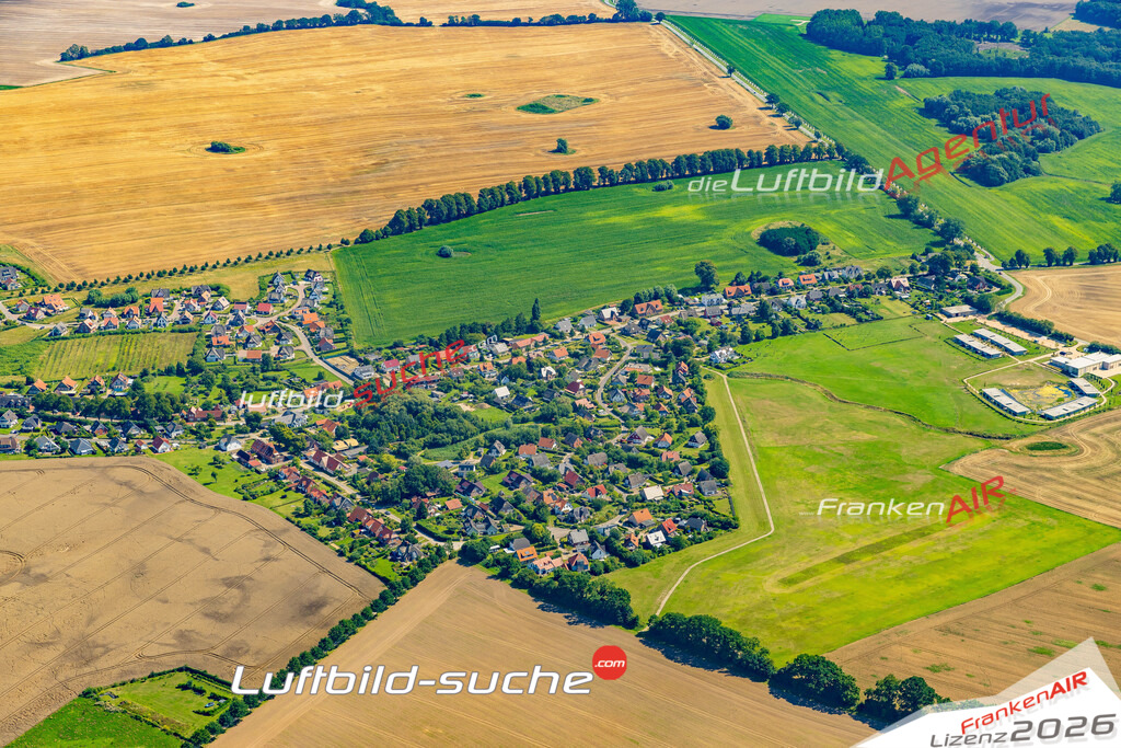 Luftaufnahme Groß Schwansee Kalkhorst - Die Luftaufnahme wurde 2025 vom UL-Flugzeug heraus erstellt ( ohne Drohne ) - Hochauflösende Luftaufnahme - für professionelle Ausdrucke geeignet. Die Geschenkidee !Mit Lizenz und Bildrechte bestellbar