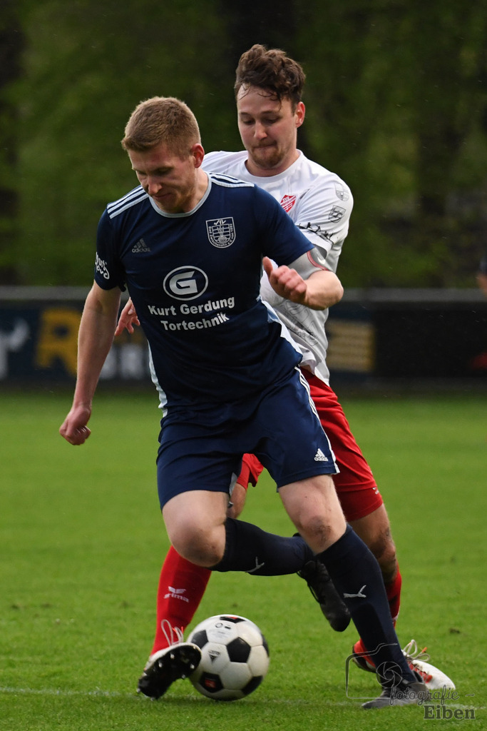 SV Eintracht Wiefelstede-VFL Bad Zwischenahn | Herren Kreisliga; SV Eintracht Wiefelstede (weiß)-VFL Bad Zwischenahn (blau) am 09.04.2024; in Wiefelstede (Sportanlage Am Breeden), Photo: Philip Eiben 2024 - Realisiert mit Pictrs.com
