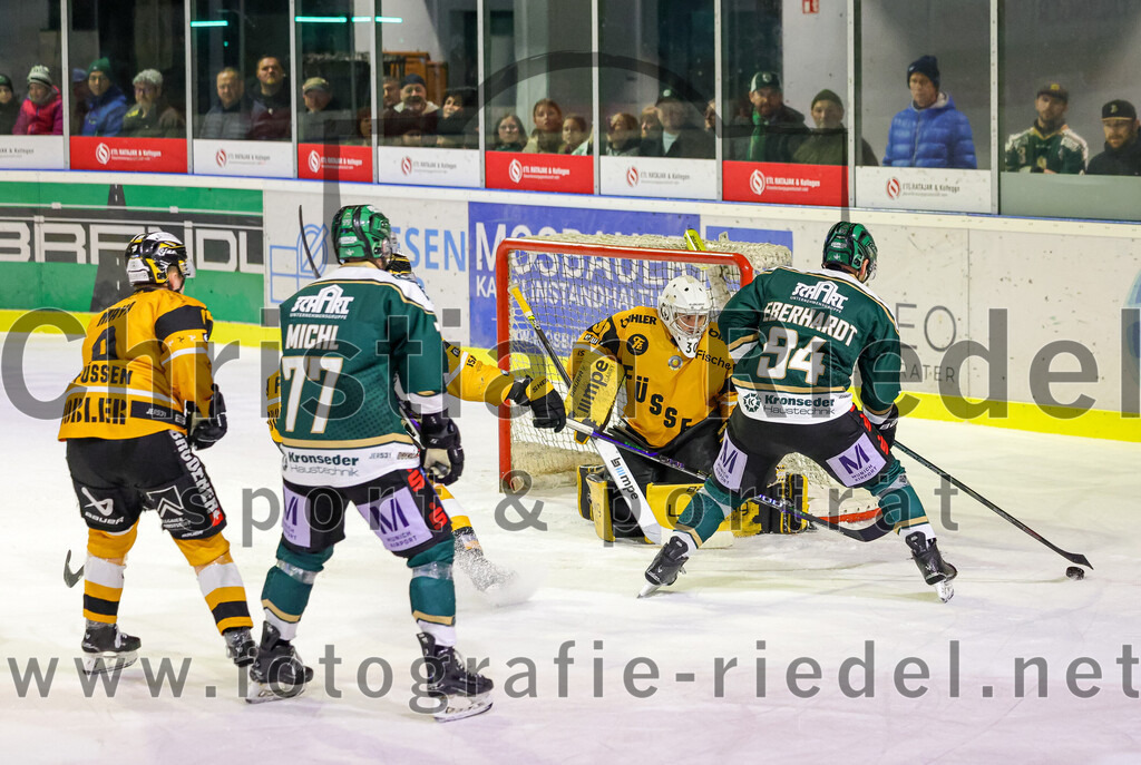 2026-02-27_144_TSV_Erding_gegen_EV_Fuessen | Erding, Deutschland, 27.02.2026:Eishockey, Oberliga Süd 2025 / 2026, 51. Spieltag, TSV Erding gegen EV Füssen, Endergebnis: 2:4Philipp Michl (Erding Gladiators, #77), Torwart Timotej Pancur (EV Füssen, #30), Markus Eberhardt (Erding Gladiators, #94)Foto: Christian Riedel / fotografie-riedel.net