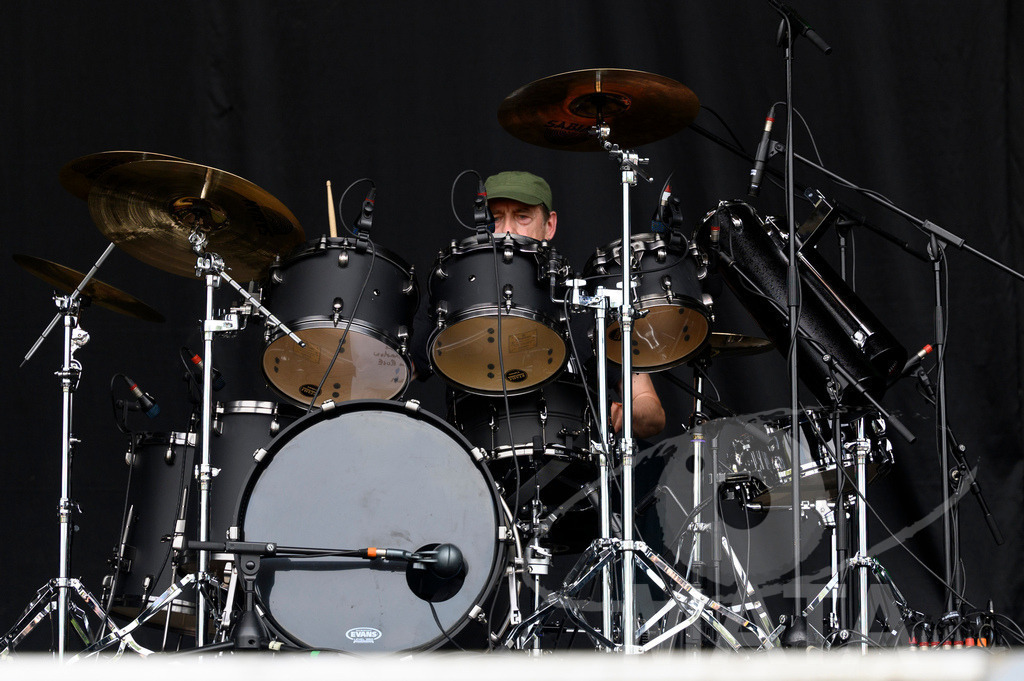 _DWA6844 | Mark Brzezicki (Drums) von der Band Big Country bei ihrem Auftritt im Rahmen des Festival Lieder am See 2024 in Franken Enderndorf Spalt, 27.07.2024 Bayern Deutschland - Realisiert mit Pictrs.com