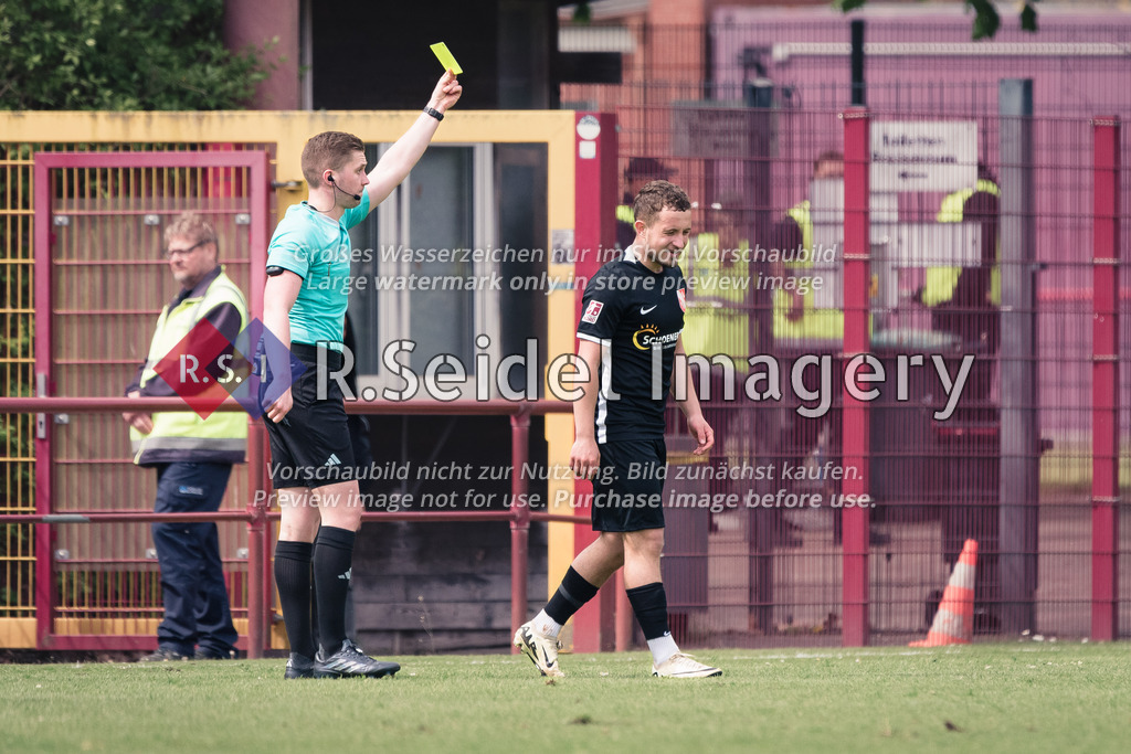 RS-1-045912 | Alexander Roppelt (Schiedsrichter) zeigt Vladislav Cherny (#15, Havelse) die gelbe Karte.