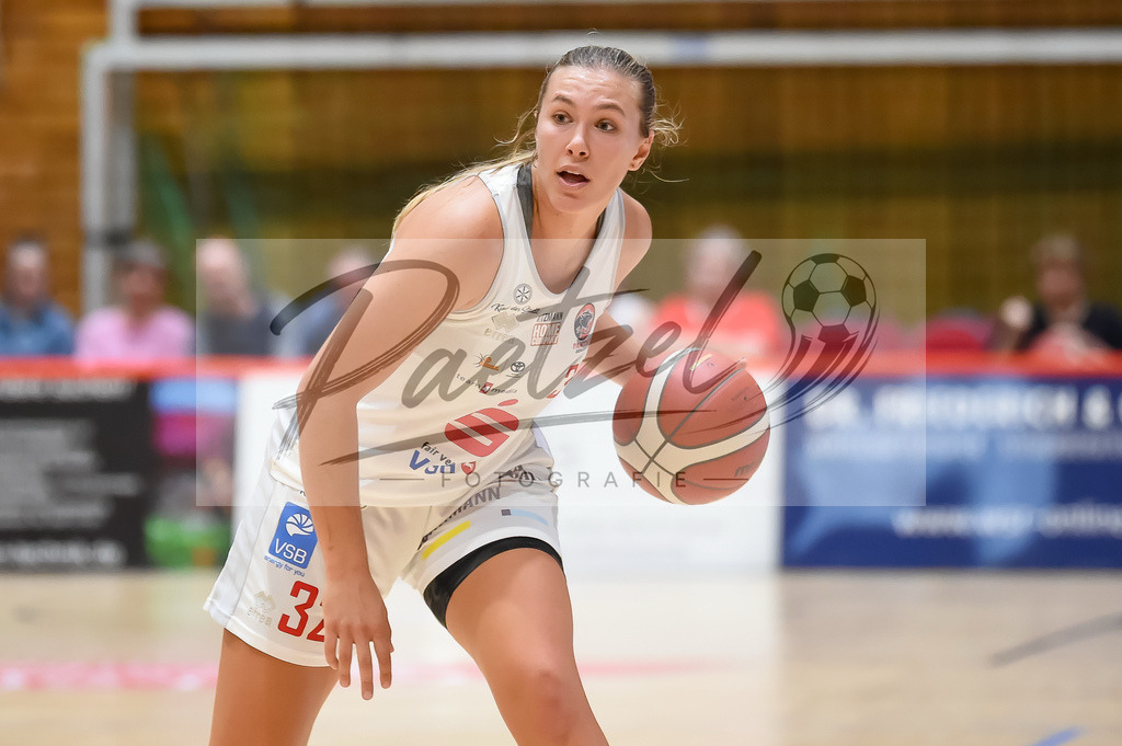 PANNOE20211010_030 | Basketball, Frauen: Jill Townsend (GiroLive-Panthers Osnabrueck) in Aktion, am Ball, Einzelaktion beim Spiel der Toyota DBBL zwischen GiroLive-Panthers Osnabrueck und Eigner Angels Noerdlingen im datos – home of the panthers am 10.10.2021 in Osnabrueck, Deutschland. - Realisiert mit Pictrs.com