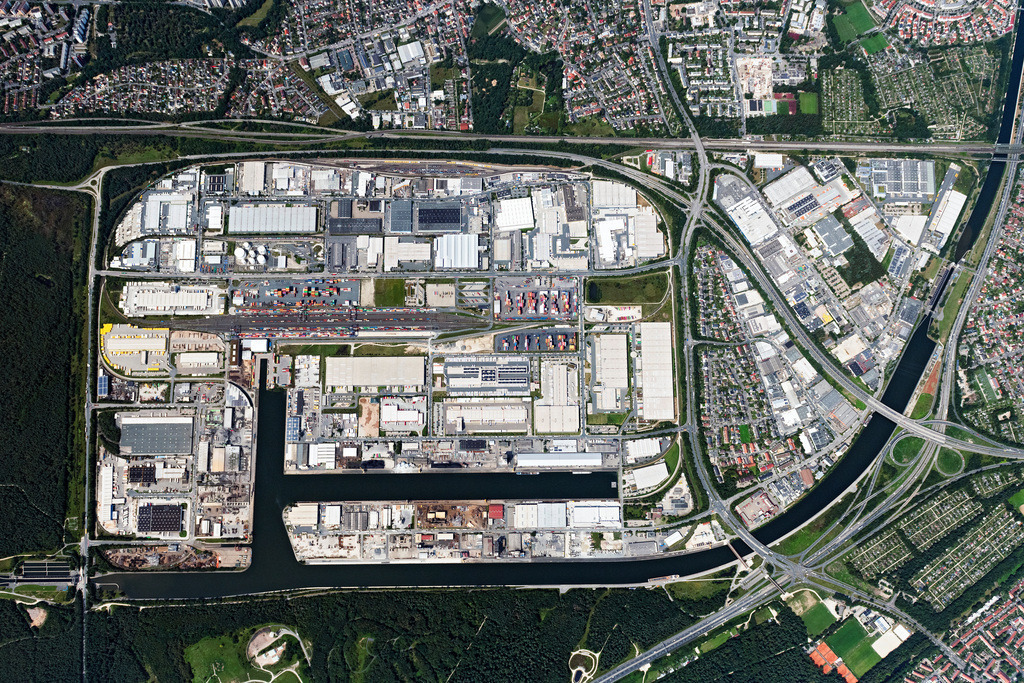 dr__0048982.jpg | NüRNBERG 19.07.2024 Senkrecht- Luftbild aus der Satelliten- Perspektive vom Kaianlagen und Schiffs- Anlegestellen am Hafenbecken des Binnenhafen " Bayernhafen" - Güterverkehr-Hafen Nürnberg in Nürnberg im Bundesland Bayern, Deutschland. Weiterführende Informationen bei: Baustoff Union GmbH,  CEMEX Deutschland AG,  DPD Deutschland GmbH,  Emons Spedition GmbH,  Hafen Nürnberg-Roth GmbH,  Rhenus SE & Co. KG,  Schenker Deutschland AG. // Vertical aerial view from the satellite perspective of the quays and ship moorings at the harbor basin of the inland port "Bayernhafen" - freight port of Nuremberg in Nuremberg in the federal state of Bavaria, Germany. Further information at: Baustoff Union GmbH,  CEMEX Deutschland AG,  DPD Deutschland GmbH,  Emons Spedition GmbH,  Hafen Nuernberg-Roth GmbH,  Rhenus SE & Co. KG,  Schenker Deutschland AG. Foto: Daniel Reiter