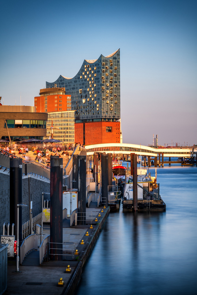 10250803 - Elbphilharmonie und Elbpromenade | Blick entlang der Elbpromenade auf die Elbphilharmonie