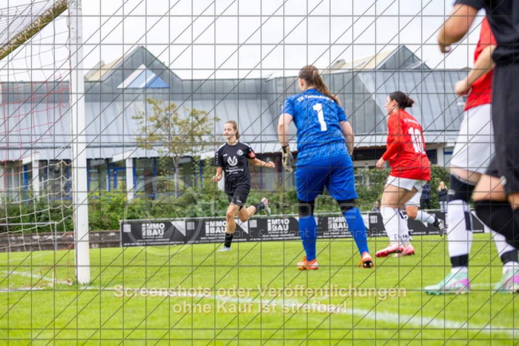 20250928_141809_0445 | #,1.FC Donzdorf (schwarz) vs. TV Derendingen (rot), Fussball, Frauen-Verbandsliga Württemberg, 03. Spieltag, Saison 2025/2026, Rasenplatz Lautertal Stadion, Süßener Straße 16, 73072 Donzdorf, 28.09.2025 - 13:00 Uhr,Foto: PhotoPeet-Sportfotografie/Peter Harich