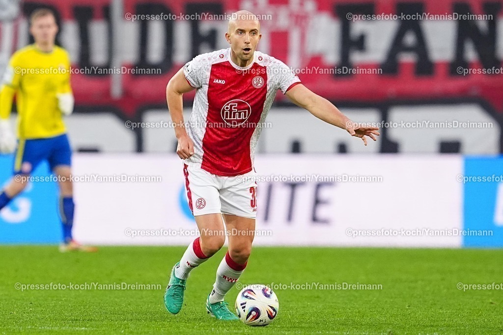 xYDRx02112502063 | 02.11.2025, xydrx, Fußball, 3.Liga, Rot-Weiss Essen - 1.FC Schweinfurt 05, Saison 2025 2026, Stadion an der Hafenstraße: Tobias Kraulich (Rot-Weiss Essen #33)   DFB regulations prohibit any use of photographs as image sequences and or quasi-video.
