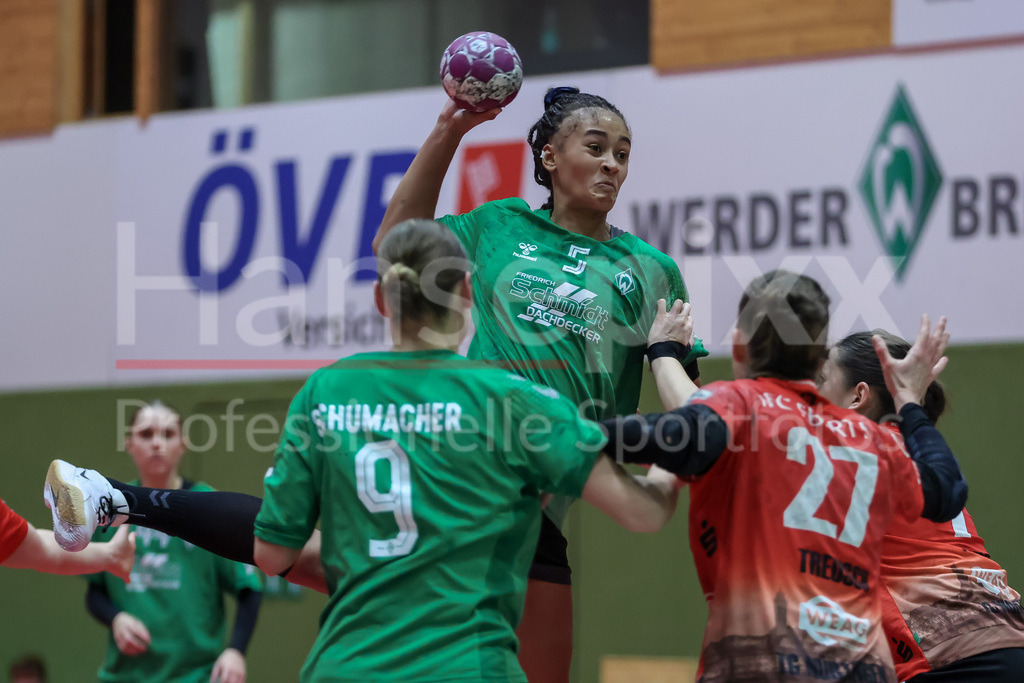Handball, 2. Bundesliga Frauen, SV Werder Bremen - TG Nürtingen | v.li.: Naomi Conze (SV Werder Bremen, 5) beim Wurf, am Ball, Spielszene, Aktion, Action