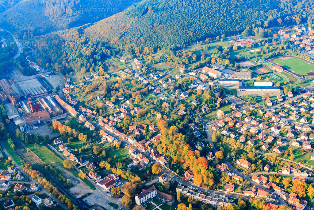 Vue aérienne: Collège Charles Munch et Groupe scolaire Hans Haug à Niederbronn-les-Bains dans le département Bas Rhin, France – .Photo: IMG_54159.jpg prise le 21/10/2012 par Werner Riehm/FLY-FOTO.eu – Résolution de l'original: 4752 x 3168 px
