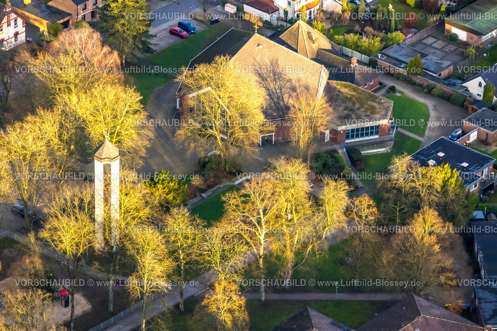 Bottrop251204196Kirchhellen | Luftbild, Grafenwald Familienzentrum kath. Kindergarten mit Kirche Heilige Familie und freistehender Kirchturm, Wohngebiet, Kirchhellen-Süd, Bottrop, Ruhrgebiet, Nordrhein-Westfalen, Deutschland