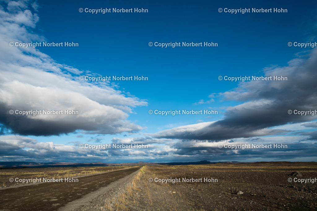 Reisefotografie - Island - Das Land der Vulkane | Wolkenformationen über einer einsamen Landstraße auf Island. - Realisiert mit Pictrs.com