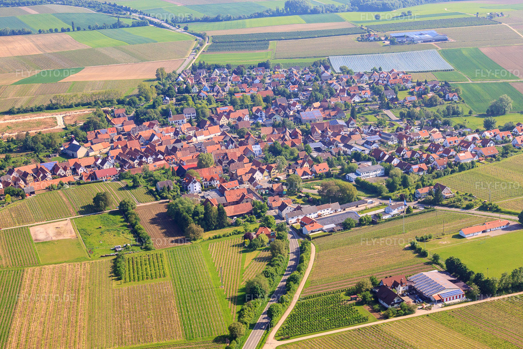 Luftbild: Dorfansicht von Südwesten in Impflingen im Bundesland Rheinland-Pfalz in Deutschland. Foto: IMG_27108.jpg vom 23.05.2010 durch Werner Riehm/FLY-FOTO.de