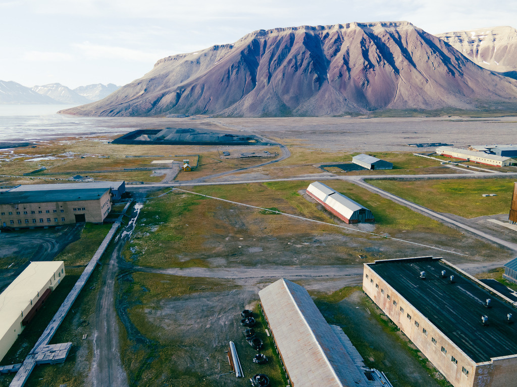 Pyramiden-auf-Spitzbergen-aus-der-Luft 08 - URBANISTER | Durch die Stadt gehen, als wohnte man woanders. Fotografie, subjektiver Urbanismus und aktiver Müßiggang. - Realisiert mit Pictrs.com
