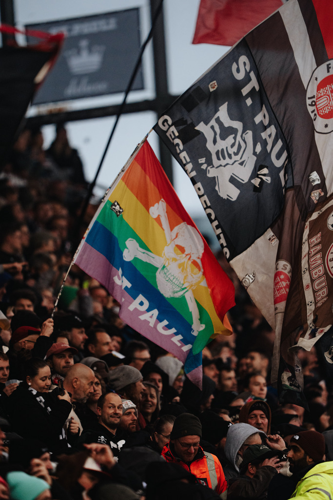FCS08993 | Der offizielle Shop für FC St. Pauli Fotos. Wähle aus Spielszenen & Fanmomenten dein FCSP Wunschformat. Wir liefern Millerntor-Atmosphäre.