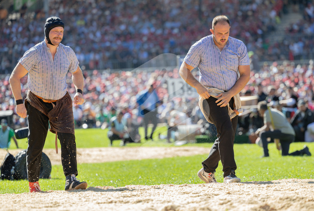 ESAF2025_08Gang_7025 | Die Schwinger des Schwyzer Kantonalen Schwingerverbandes: Fotos, die Dynamik und Leidenschaft festhalten, sowie emotionale Momente aus dem traditionellen Schwingsport zeigen. - Realisiert mit Pictrs.com