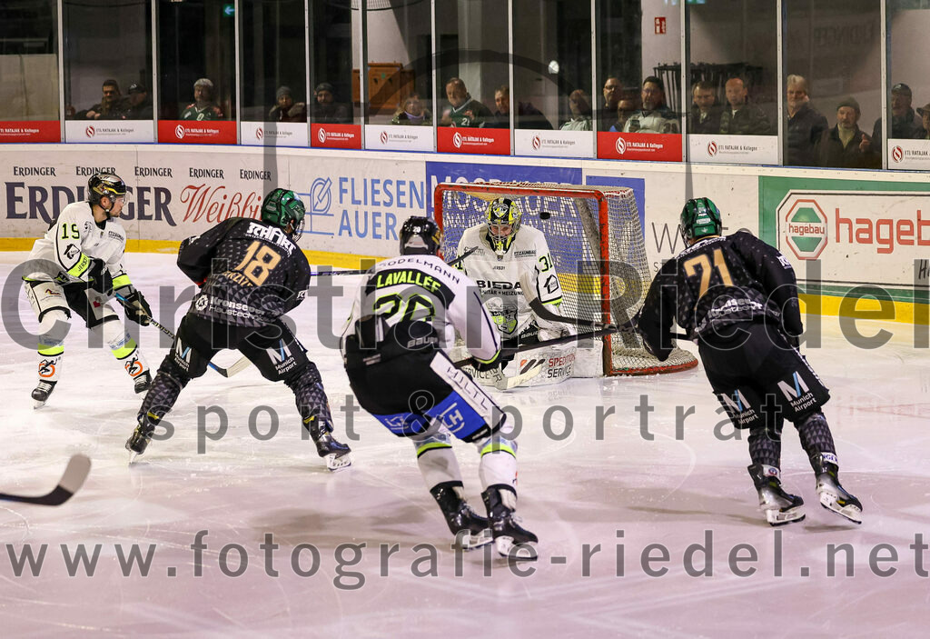 2024-02-16_082_TSV_Erding_gegen_ERSC_Amberg | Erding, Deutschland, 16.02.2024:
Eishockey, Bayernliga Playoffs 2023 / 2024, 1. Spieltag, TSV Erding gegen ERSC Amberg, Endergebnis: 1:2

Kevin Schmitt (ERSC Amberg, #19), Daniel Krzizok (Erding Gladiators, #18), Kevin Lavallee (ERSC Amberg, #20), Torwart Timon Bätge (ERSC Amberg, #31), Erik Modlmayr (Erding Gladiators, #21)

Foto: Christian Riedel / fotografie-riedel.net