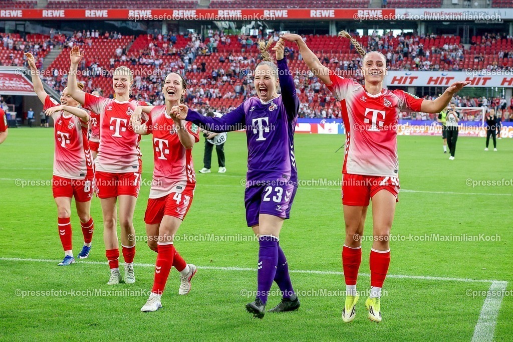 xsscx02052601136 | 02.05.2026, xsscx, Frauen Fussball, 1. FC Köln - Werder Bremen, 1. Fussball Bundesliga, 24. Spieltag, RheinEnergie-Stadion, Saison 2025 2026: Die Mannschaft des 1. FC Köln feiert ihren Sieg zum 3:0 mit Laura Vogt (1. FC Köln #8), Anna-Lena Stolze (1. FC Köln #7), Sara Agrez (1. FC Köln #4), Aurora Mikalsen (1. FC Köln #23), Vanessa Leimenstoll (1. FC Köln #29) DFB regulations prohibit any use of photographs as image sequences and or quasi-video. Photo: xSandraxScherningxPressefotoKochx