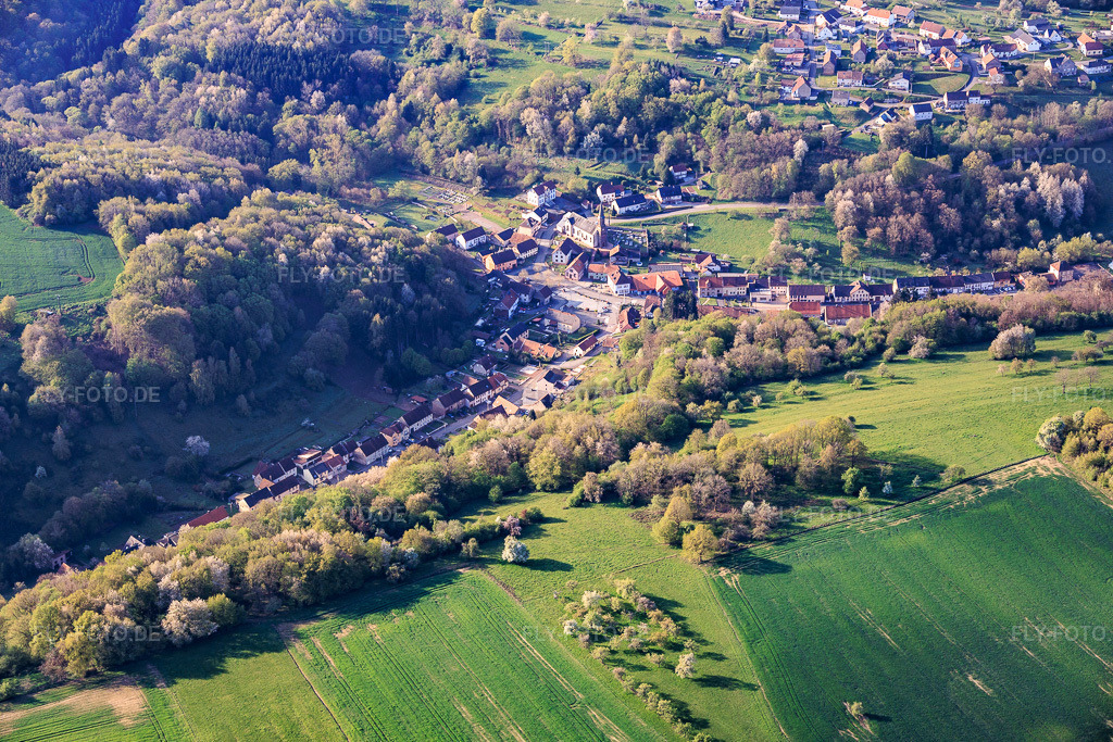 Luftbild: Ortsansicht aus Norden in Hottviller im Bundesland Moselle in Frankreich.Foto: IMG_154838.jpg vom 18.04.2026 durch Werner Riehm/FLY-FOTO.deAuflösung des Originals: 6000 x 4000 px