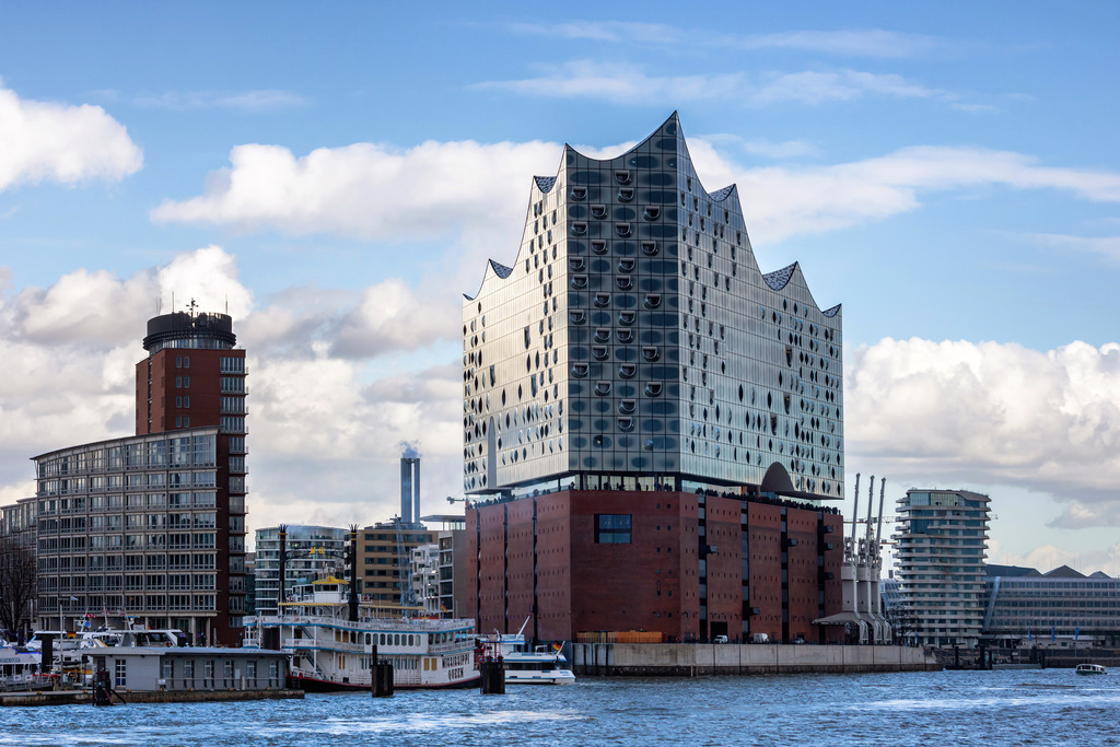 10260802 - Elbphilharmonie und Hafencity | Blick auf die von der Sonne angestrahlte Elbphilharmonie.