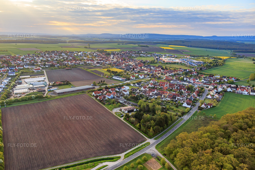 Luftbild: Ortsansicht von Nordosten in Grettstadt im Bundesland Bayern in Deutschland. Foto: IMG_087763.jpg vom 05.05.2016 durch Werner Riehm/FLY-FOTO.de