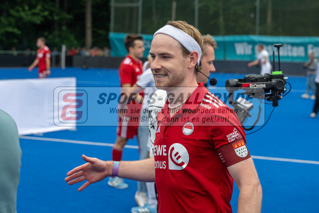 Final4_20250601-1605-Z82_9464 | Krefeld, Deutschland, 01.06.2025:  Feldhockey Final4 2025 – „Deutsche Feldhockey-Meisterschaften 2025“ Crefelder HTC - Rot-Weiss Köln (Finale Herren) im Gerd-Wellen-Hockeyanlage am 01.06.2025 in Krefeld, Deutschland. (Foto von Kramhöller/Fehrmann/Kaste)Krefeld, Germany, 01.06.2025: Feldhockey Final4 2025 – „Deutsche Feldhockey-Meisterschaften 2025“ Harvestehuder HTC - Düsseldorfer HC (Finale Damen) in Gerd-Wellen-Hockeyanlage at 01.06.2025 in Krefeld, Deutschland. (Foto from Kramhöller/Fehrmann/Kaste)