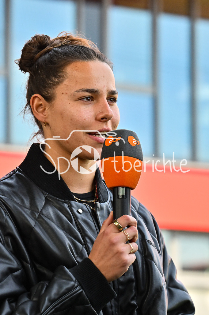 FC Bayern München - SC Freiburg | Im Bild Lena OBERDORF beim Interview mit dem ZDF / Einzelfoto / Freisteller / Frauen Bundesliga: FC Bayern Muenchen - SC Freiburg, FC Bayern Campus am 27.04.2025