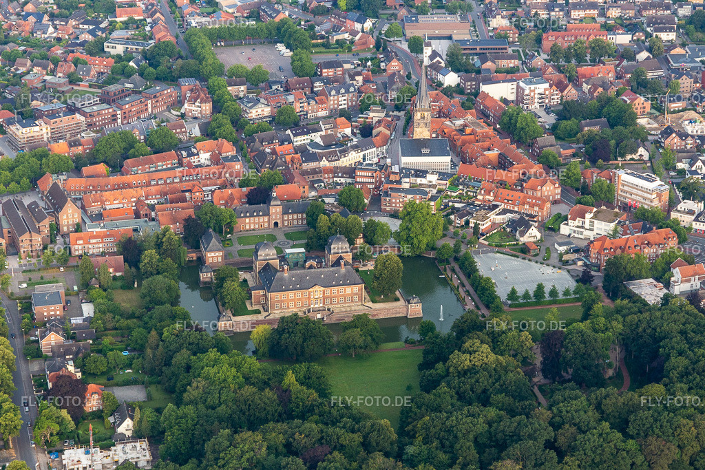 Wasserschloss und Schloßgarten | Luftbild: Wasserschloss und Schloßgarten in Ahaus im Bundesland Nordrhein-Westfalen in Deutschland. Foto: IMG_008154.jpg vom 18.07.2020 durch Werner Riehm/FLY-FOTO.de - Realisiert mit Pictrs.com