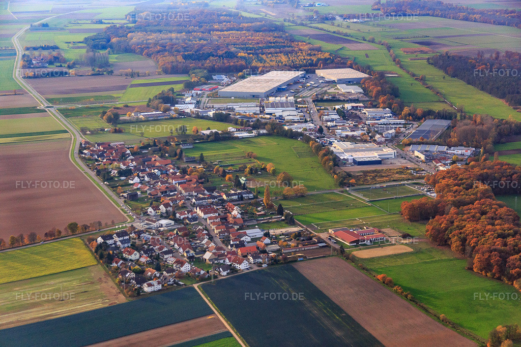 Luftbild: Dorfübersicht aus Südosten im Ortsteil Minderslachen in Kandel im Bundesland Rheinland-Pfalz in Deutschland. Foto: IMG_085248.jpg vom 08.11.2015 durch Werner Riehm/FLY-FOTO.de