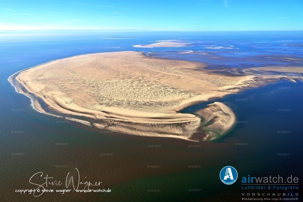 Luftbilder Sandbänke Norderoogsand, Japsand, Süderoogsand | Die Bake wurde 1985 durch einen Neubau ersetzt, der aufgrund der Baufälligkeit der alten Konstruktion notwendig wurde. Seit 1995 brüteten Wanderfalken in der Bake, was das erste Paar seit dem Verschwinden der Art in Schleswig-Holstein darstellte.