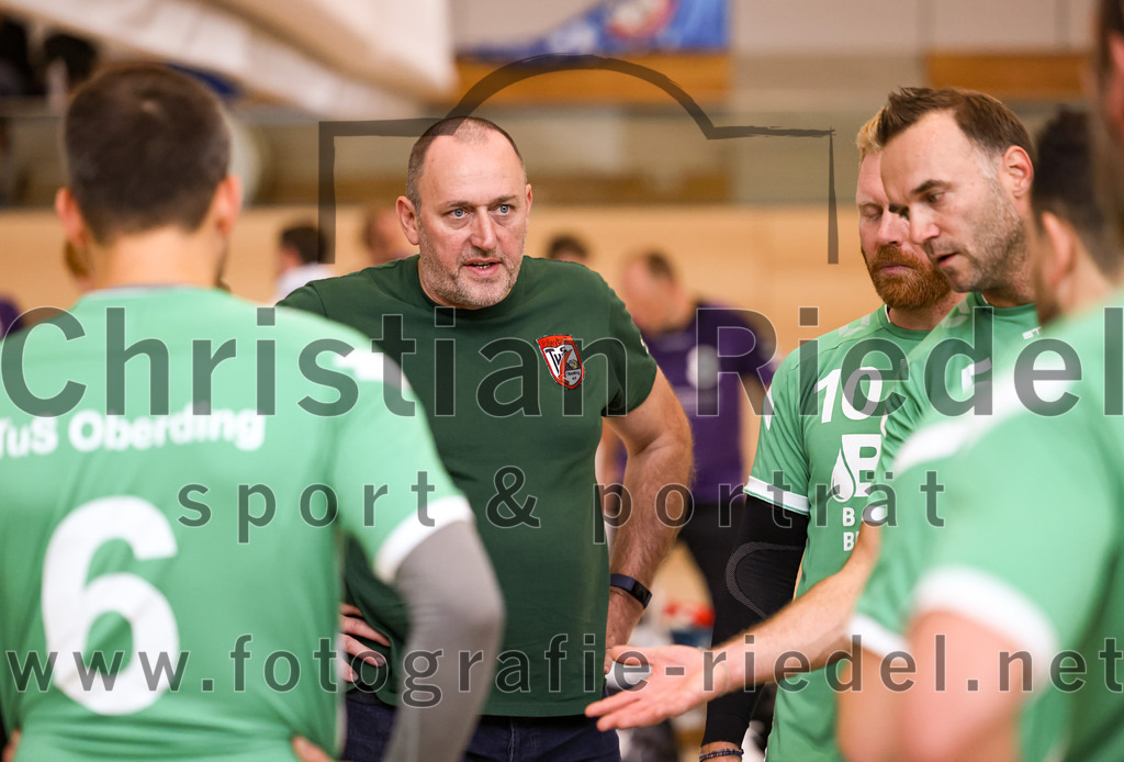 2022-11-12_047_TuS_Oberding_gegen_SC_Freising_II | Oberding, Deutschland, 12.11.2022:
Volleyball, Bezirksliga Ost 2022 / 2023, 7. Spieltag, TuS Oberding gegen MTV Pfaffenhofen II, Endergebnis: 3:2

Trainer Rico Pätz (TuS Oberding), Benedikt Lösch (TuS Oberding, #10)

Foto: Christian Riedel / fotografie-riedel.net