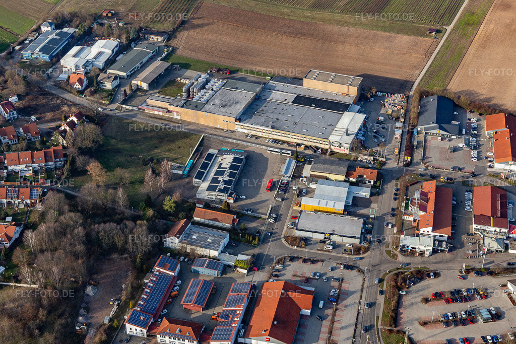 Gewerbegebiet Lindelbrunnstraße und Kurfürstenstraße mit HORNBACH compact Bad Bergzabern, Kellerei ZGM Zimmermann-Graeff & Müller GmbH & Co. Kfz-Meisterbetrieb Jan Ehrhardt und DEKRA Automobil GmbH Station Bad Bergzabern https://www.hornbach.d | Luftbild: Gewerbegebiet Lindelbrunnstraße und Kurfürstenstraße mit HORNBACH compact Bad Bergzabern, Kellerei ZGM Zimmermann-Graeff & Müller GmbH & Co. Kfz-Meisterbetrieb Jan Ehrhardt und DEKRA Automobil GmbH Station Bad Bergzabern https://www.hornbach.de/mein-markt/baumarkt-hornbach-bad-bergzabern/ https://www.dekra.de/de/bad-bergzabern in Bad Bergzabern im Bundesland Rheinland-Pfalz in Deutschland. Foto: IMG_112574.jpg vom 05.02.2019 durch Werner Riehm/FLY-FOTO.de - Realisiert mit Pictrs.com