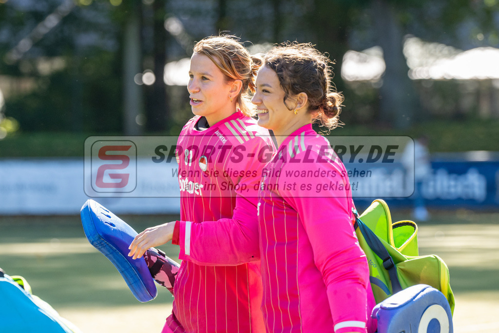 SFE_20221009_0147 | 1. Bundesliga Hockey Damen Rot-Weiss Köln - Düsseldorfer HC am 09.10.2022 in Köln (KTHC Stadion Rot-Weiss Köln Tennis and Hockey Club), Photo: Stephan Fehrmann 2022 (Sports-Gallery),Lisa Höllriegl ( Torfrau Rot-Weiss Köln #23 ) ,Sielaff Maja ( Torfrau Rot-Weiss Köln #81 )