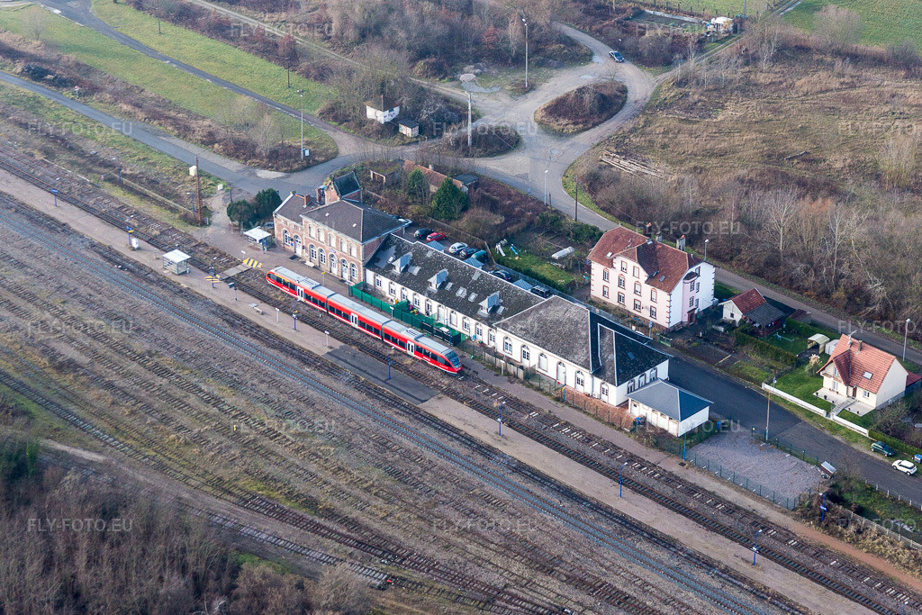 Vue aérienne: Aménagement des voies et construction des gares du réseau ferroviaire français à Lauterbourg dans le département Bas Rhin, France. Photo: IMG_085479.jpg prise le 24/12/2015 par Werner Riehm/FLY-FOTO.euRésolution de l'original: 4961 x 3307 px