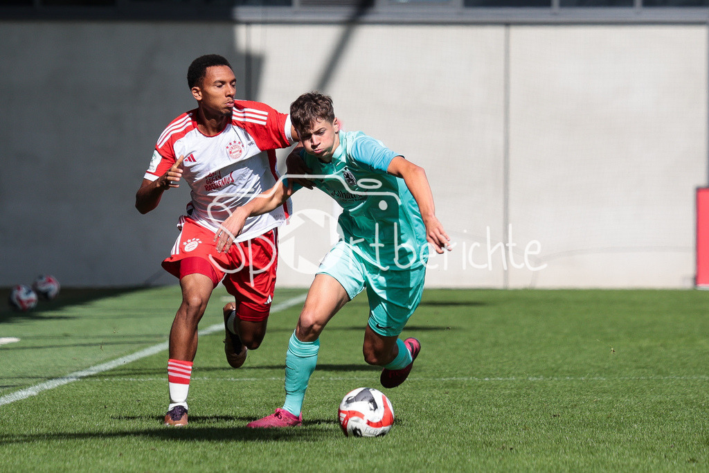 FC Bayern Muenchen U19 - TSV 1860 Muenchen U19 | Vincent MANUBA (FCB #2) im Duell mit Finn FUCHS (TSV #3)