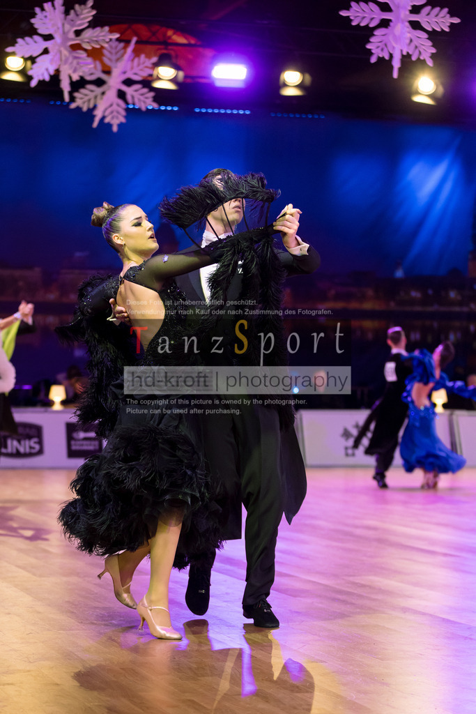 20241215_WDSF_Int_Open_Std-Riga-9413 | Tanzsportbilder, Standardtanz, Lateintanz, WDSF, DTV, LTVB, dancecomp, goc, hessen tanzt, blaues band der spree, walzer, tango, wiener walzer, slowfox, quickstepp, samba, rumba, cha-cha-cha, paso doble. jive, hd-kroft photography, turniertanzsport
