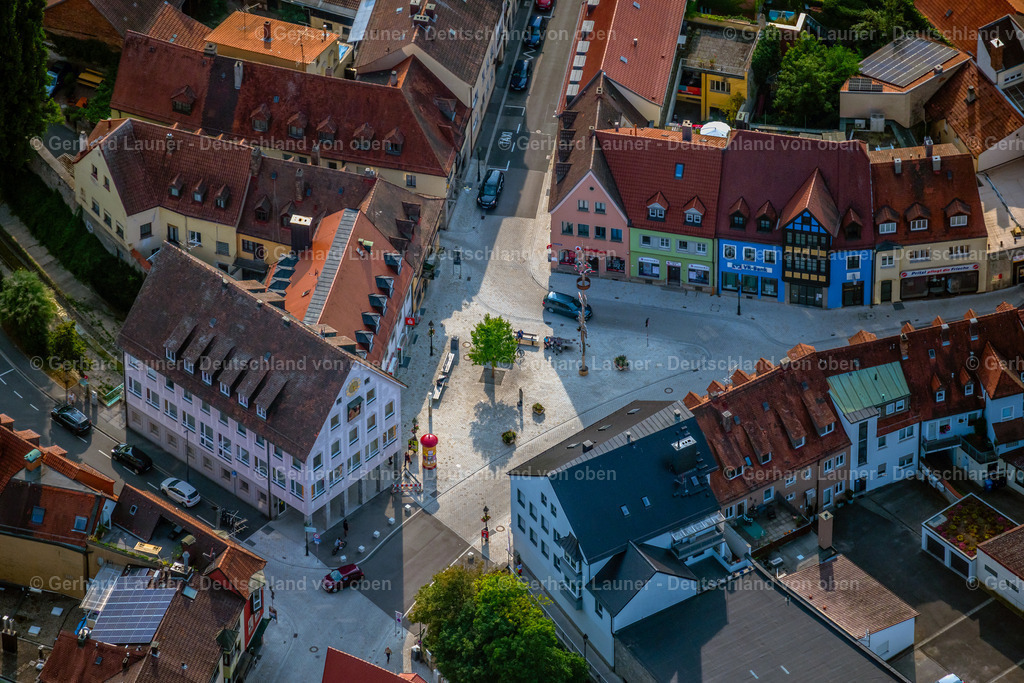 4047814 | WüRZBURG 21.08.2021 Platz- Ensemble Rathausplatz im Innenstadt- Zentrum im Ortsteil Heidingsfeld in Würzburg im Bundesland Bayern, Deutschland. // Ensemble space an place Rathausplatz in the inner city center in the district Heidingsfeld in Wuerzburg in the state Bavaria, Germany. Foto: Gerhard Launer