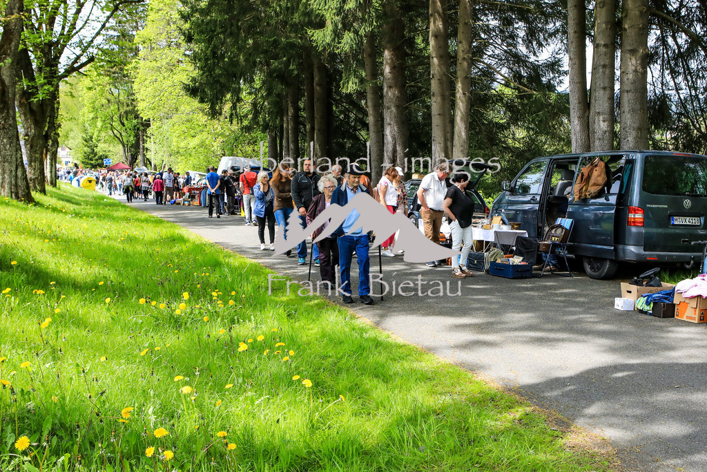 OE7A5534 | bis weit hinter Grenzbahnhof sind die Stände aufgebaut