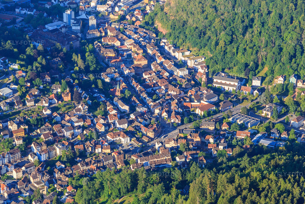 Luftbild: Stadtzentrum in Schramberg im Bundesland Baden-Württemberg in Deutschland. Foto: IMG_149147.jpg vom 29.06.2025 durch Werner Riehm/FLY-FOTO.de