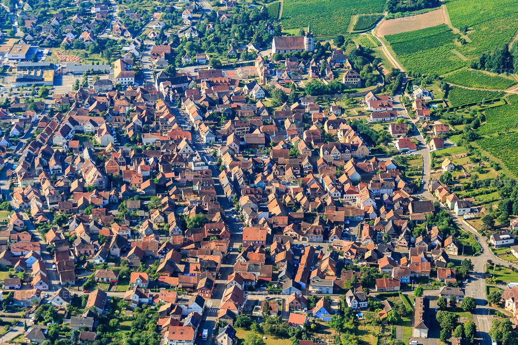 Vue aérienne: Village viticole au pied des pentes nord des Vosges avec l'église Saint-Georges de Châtenois à Châtenois dans le département Bas Rhin, France – .Photo: IMG_093285.jpg prise le 16/08/2016 par Werner Riehm/FLY-FOTO.eu – Résolution de l'original: 5117 x 3412 px