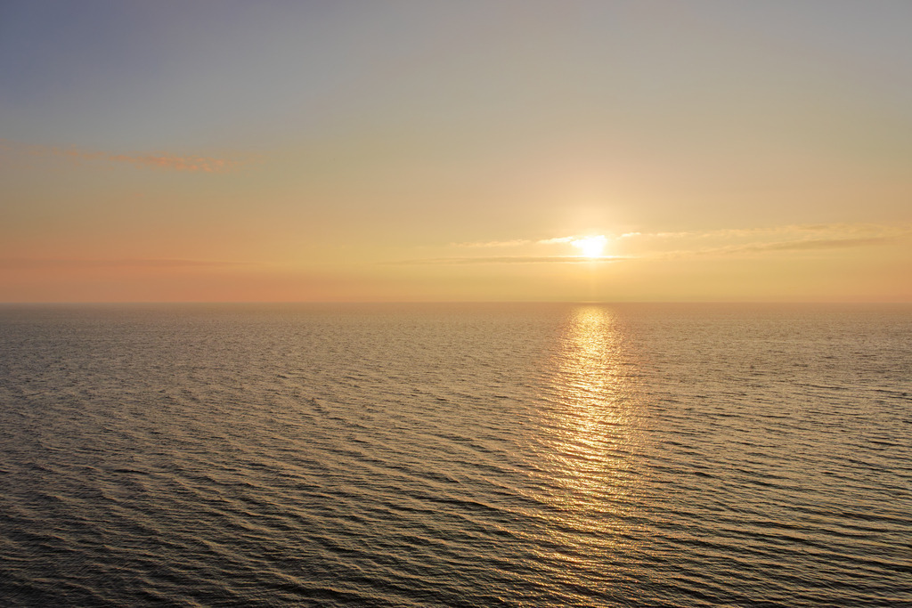 Wandbild: Morgengold – Sonnenaufgang über der Ostsee bei Kleinwaabs | Dieses Wandbild zeigt den Sonnenaufgang über der Ostsee, aufgenommen von der Steilküste in Kleinwaabs. Die Sonne steht tief am Horizont und taucht das Wasser in goldenes Licht. Sanfte Wellen breiten sich aus, der Himmel zeigt ein Farbspiel aus Orange, Rosa und Blau – ein Moment, in dem die Natur den neuen Tag begrüßt. Die Perspektive von der Steilküste verstärkt die Weite und Tiefe der Szene. Die Komposition lebt vom Zusammenspiel aus Licht, Wasser und Himmel – ein Bild, das Ruhe und Kraft zugleich vermittelt. Ideal als Wandbild für naturnahe Wohnkonzepte – ob als Leinwandbild, Acrylglasbild, Alu-Dibond FineArt Print oder als Akustikbild. Ein atmosphärischer Akzent für Wohnzimmer, Büro oder Ferienwohnung. - Realisiert mit Pictrs.com