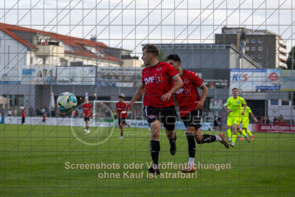 20250729_193822_0143 | #,1.Göppinger SV (rot) vs. SV Stuttgarter Kickers (gelb), Fussball, DB-Regio-WFW-Pokal - wfv, 2.Runde, Saison 2025/2026, Rasensportplatz Stadion SV Göppingen, Hohenstaufenstr. 116, 73033 Göppingen, 29.07.2025 - 19:00 Uhr,Foto: PhotoPeet-Sportfotografie/Peter Harich